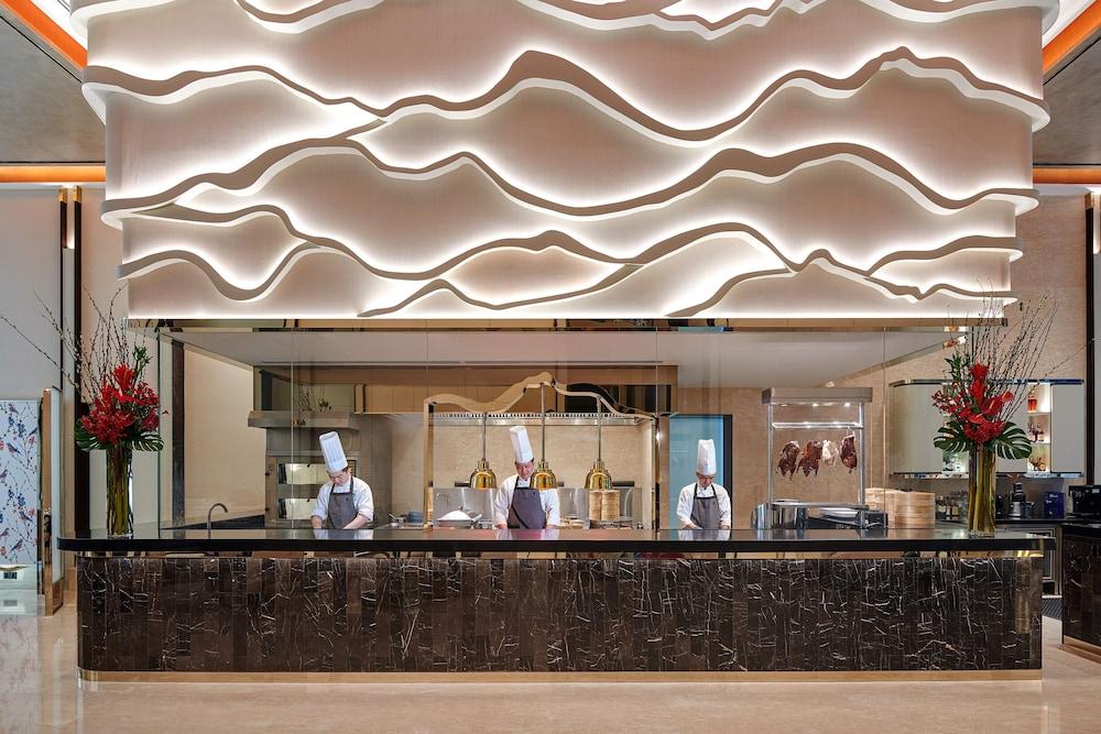 Pavilion Hotel Kuala Lumpur Managed By Banyan Tree Exterior foto The kitchen at the restaurant